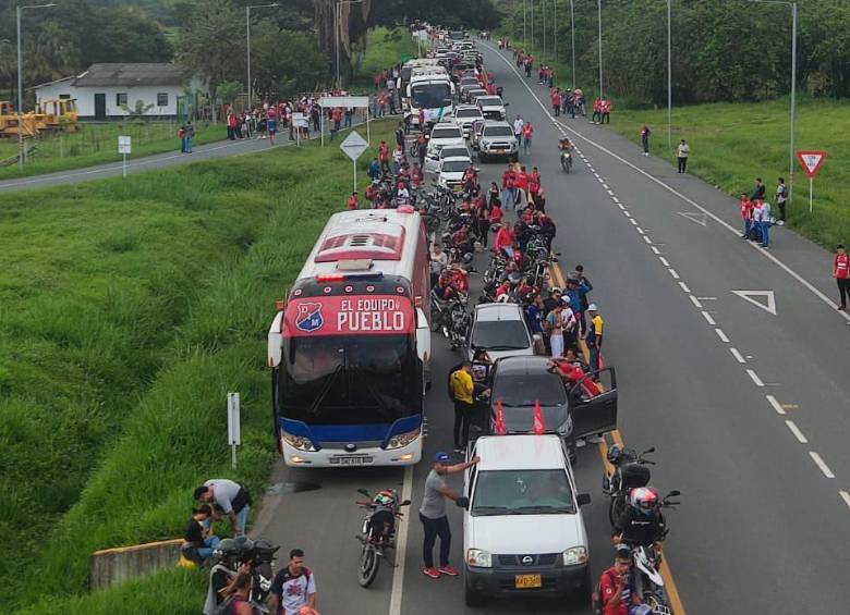 La última gran caravana que hicieron los hinchas del Medellín para viajar a Pereira a alentar al equipo en un partido fue en abril del 2022. Esa vez el cuadro antioqueño jugó contra Inter de Porto Alegre. FOTO cortesía dim 