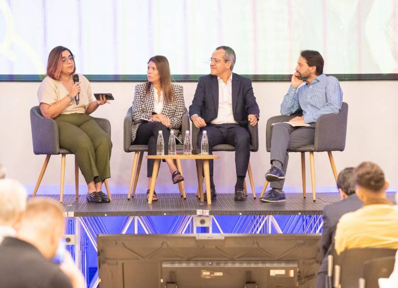 Olga Rendón (izq.), editora de El Colombiano; Juliana Manrique, directora laboral de la Andi; Juan David Correa, presidente de Protección; y Cesar Tamayo (der.), decano de Eafit. FOTO El COlombiano