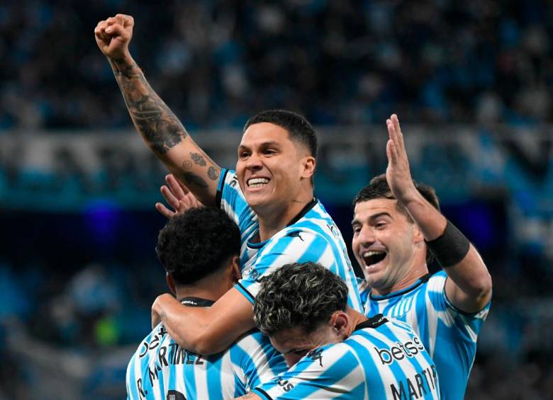 El futbolista colombiano Roger Martínez debutó como profesional con Racing en 2013. Juanfer Quintero, por su parte, llegó en julio del 2023, después de terminar su vínculo con el Junior de Barranquilla. FOTO: GETTY