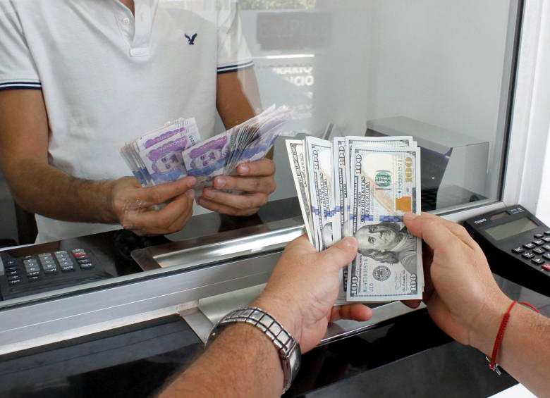 Dólar bajó luego de alcanzar su precio máximo del año. FOTO COLPRENSA. 