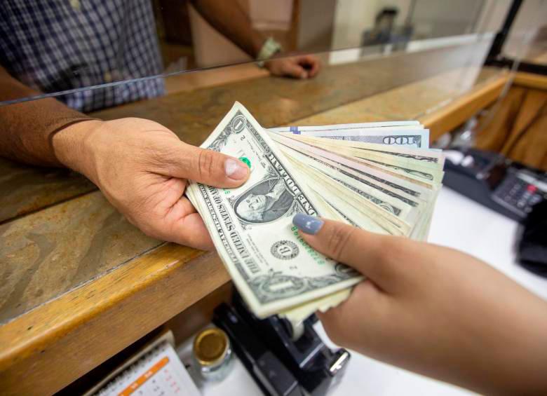 El dólar tocó el techo de los $4.300 esta semana en Colombia. FOTO: EL COLOMBIANO.