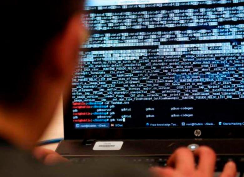 Catalogado como un software espía, conocido por su capacidad para interceptar comunicaciones en dispositivos móviles, el sistema ha sido señalado por su uso indebido en diversos países. FOTO: AFP