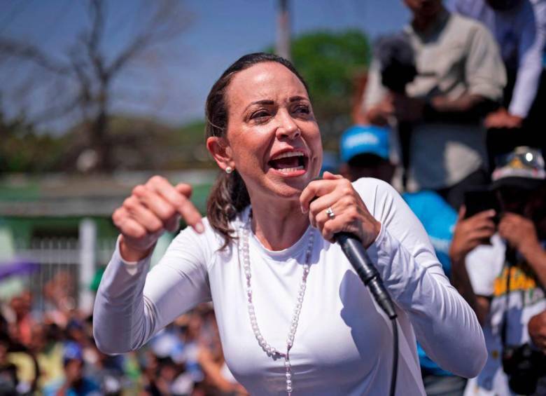 La líder opositora María Corina Machado continúa exigiendo el reconocimiento internacional de Edmundo González Urrutia, asilado en España, como presidente electo de Venezuela. FOTO: AFP