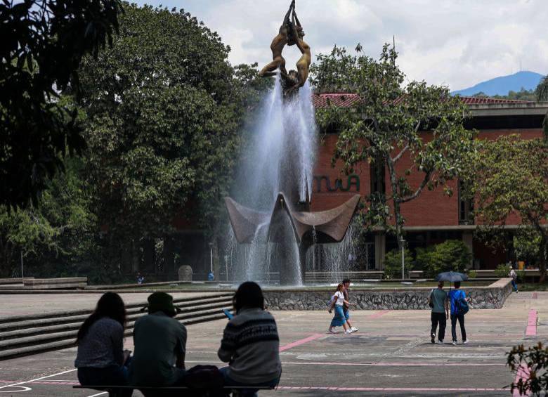 El campus de la universidad tuvo que ser evacuado. FOTO: EL COLOMBIANO