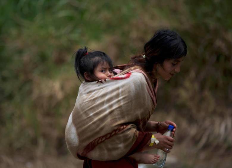 Migrante cruza el Tapón del Darién desde Colombia hacia Panamá.