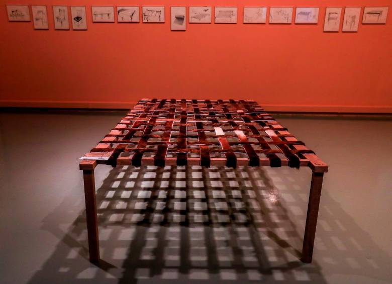 En la exposición se recrean algunos de los dibujos, como este catre. Foto Jaime Pérez.