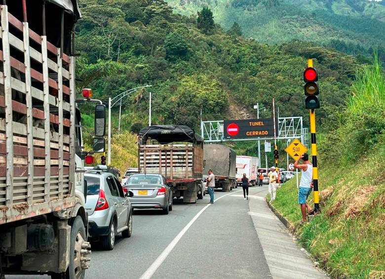 Las congestiones registradas en la vía Santa Fe de Antioquia-Medellín son de más de cinco kilómetros. FOTO: ANDRÉS FELIPE OSORIO GARCÍA