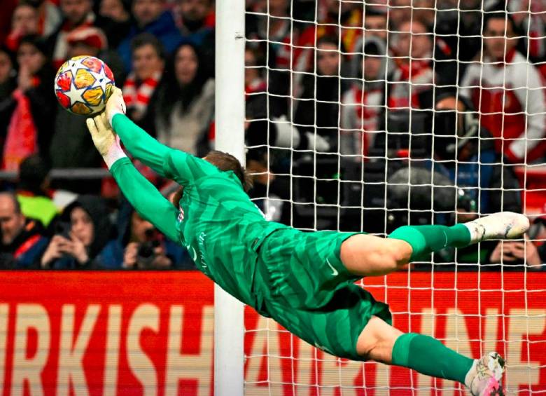 El arquero esloveno Jan Oblak se vistió de héroe al atajar dos cobros de penalti en la serie ante el Inter de Milán, que erró otro con el argentino Lautaro Martínez. FOTO X-UEFA