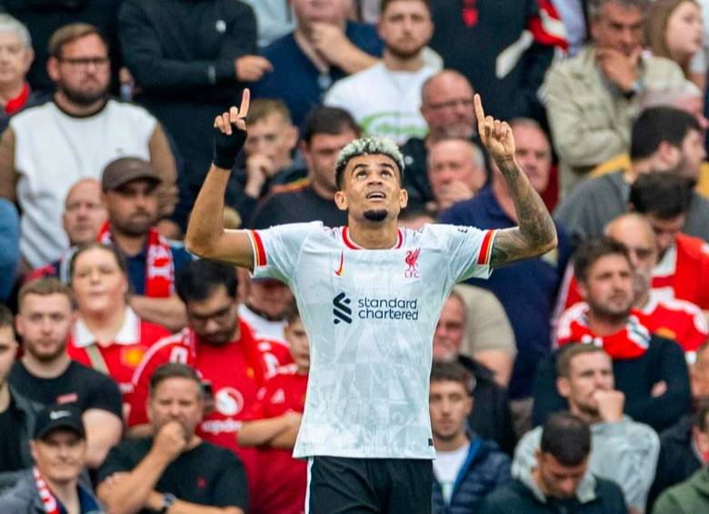Díaz es una de las figuras del Liverpool. En la imagen festeja uno de sus dos goles frente al Manchester United. FOTO: Instagram @luisdiaz19_