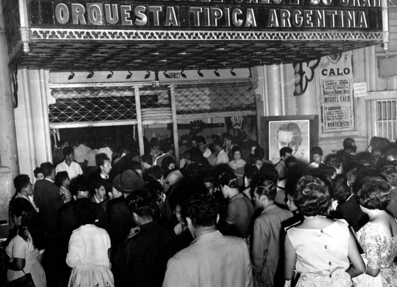 Presentación del artista Miguel Calo y su Orquesta Típica en el Teatro Junín en febrero de 1962. Foto: Horacio Gil Ochoa (Archivo El Colombiano - Digitalizada)