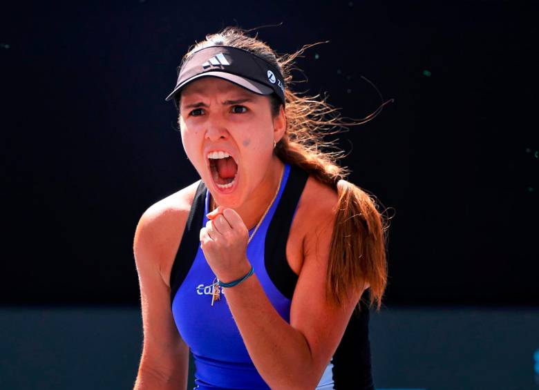 Camila Osorio celebrando el sufrido triunfo sobre la tenista rusa. FOTO @WTAGuadalajara