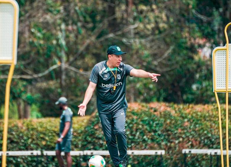El técnico Efraín Juárez durante una de las prácticas de Nacional. FOTO @BlogVerdolaga