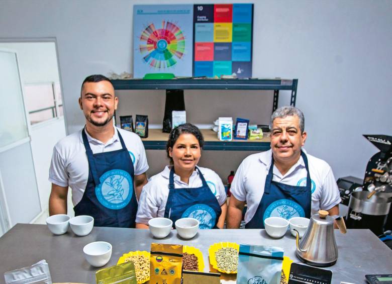 De izquierda a derecha: Julián Calderón, de la marca Café Canelo de Cañasgordas; Sandra Gómez, de La Tribu en San Jerónimo; y Manuel Restrepo, de la Asociación Café de las Alturas de Santa Fe de Antioquia, tres de los 16 asociados a Asoribera. FOTO JULIO CÉSAR HERRERA