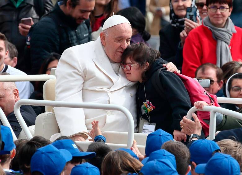 El Vaticano informó que, a finales de marzo, el Papa “tuvo que someterse a controles médicos en la jornada debido a que en los últimos días se quejaba de dificultades respiratorias”, que se suman a su problema de rodilla. FOTO getty