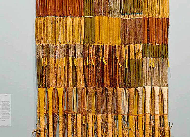 El arte de Olga de Amaral dialoga con la artesanía y con las posiciones vitales y estéticas de la vanguardia latinoamericana.