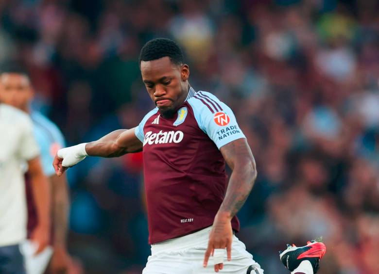 El momento del impresionante zurdazo de Jhon Durán. FOTO @AVFCOfficial