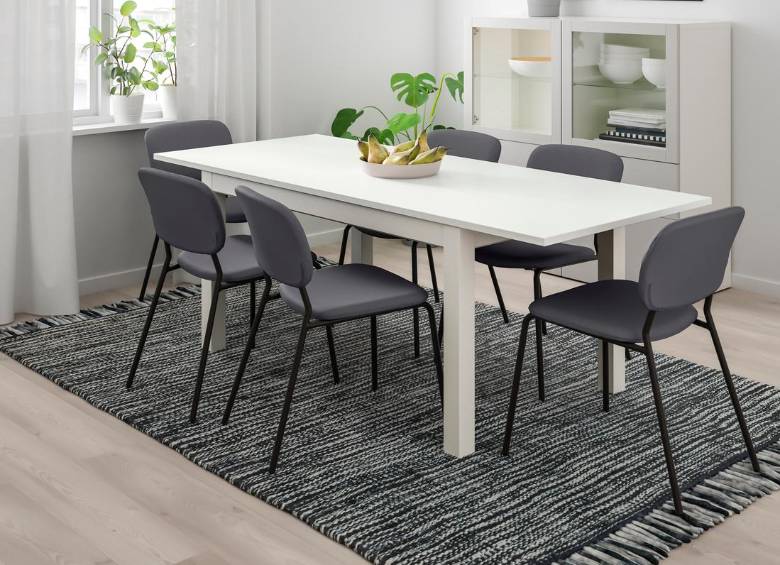 NORDVIKEN Mesa extensibleEn color blanco, 152/223x95 cm $2.499.990Esta amplia mesa de comedor de madera presenta un aspecto tradicional y pronto se convertirá en el lugar de reunión por excelencia de la casa. Gracias a su estructura resistente y su sencillo mecanismo de extensión, durará mucho en plena forma.
