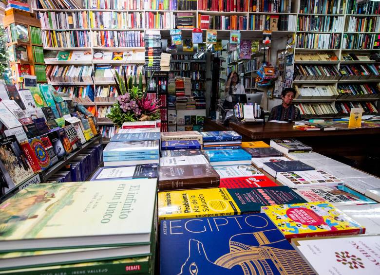 En 2023 los colombianos compraron una alta cantidad de libros relacionados con la superación personal y los consejos financieros. Foto: EL COLOMBIANO