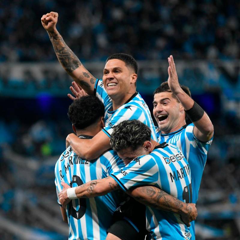 El futbolista colombiano Roger Martínez debutó como profesional con Racing en 2013. Juanfer Quintero, por su parte, llegó en julio del 2023, después de terminar su vínculo con el Junior de Barranquilla. FOTO: GETTY