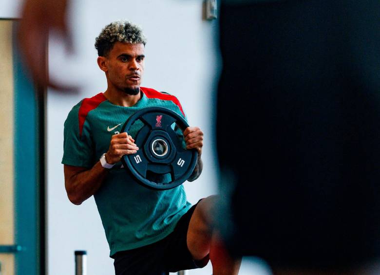 Tras su buena actuación con Colombia en las recientes jornadas de Eliminatorias al Mundial, Luis Díaz retornó a trabajos con el Liverpool, con el que espera ser protagonista este sábado. FOTO X-LIVERPOOL