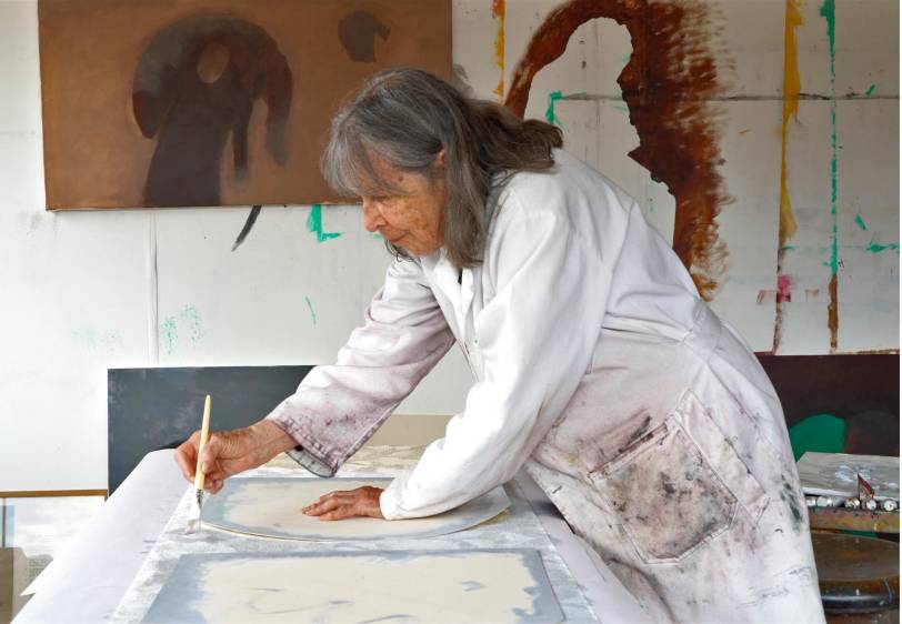 La maestra en su estudio preparando el papel de colgadura. Foto Diego García-Moreno, cortesía de la Dirección de Patrimonio Cultural Unal.