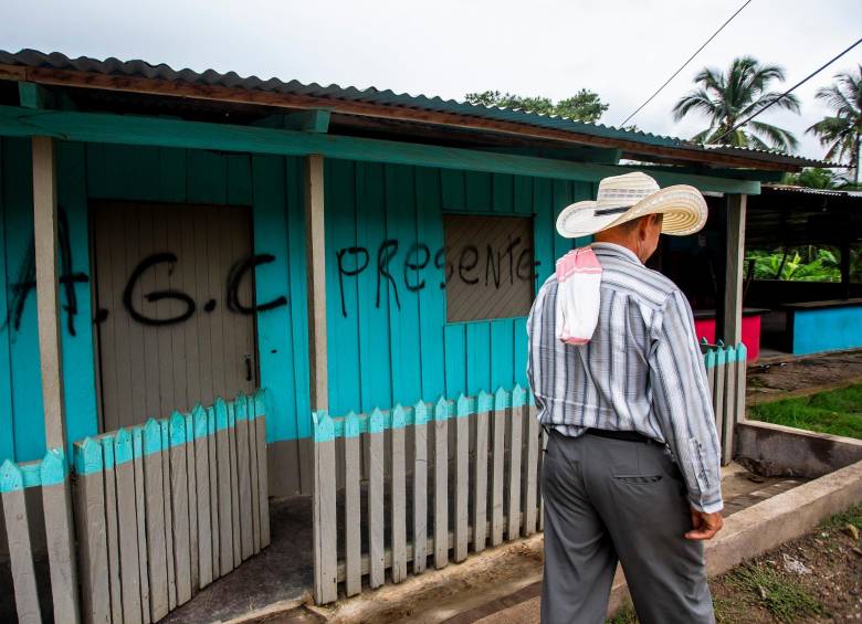 Los frentes de las casas de varios sectores rurales del municipio de Segovia son violentadas con grafitis amenazantes por los grupos al margen de la ley que se disputan el territorio. FOTO: Julio César Herrera