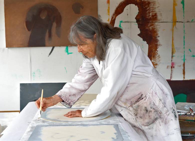 La maestra en su estudio preparando el papel de colgadura. Foto Diego García-Moreno, cortesía de la Dirección de Patrimonio Cultural Unal.