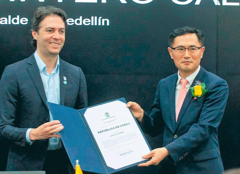 Las 20 motos eléctricas fueron entregadas como parte del convenio entre la República de Corea y la Alcaldía. FOTOS CORTESÍA - ALCALDÍA DE MEDELLÍN