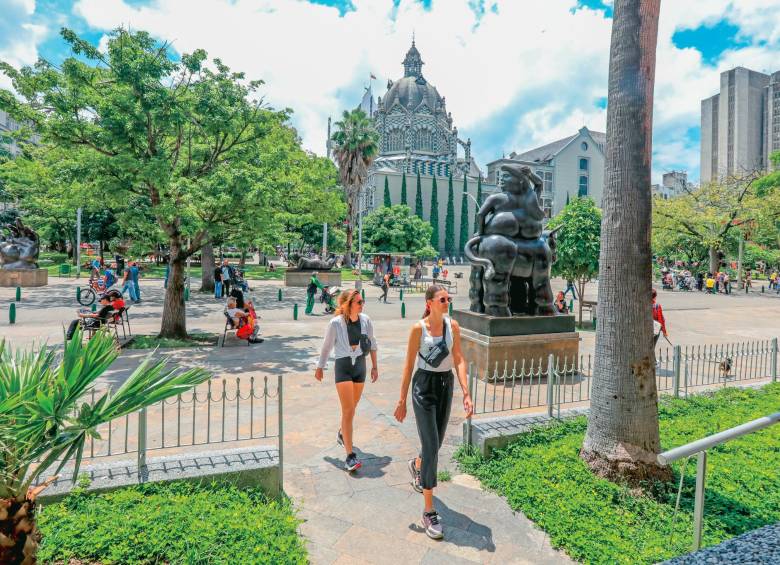 La llegada de estos establecimientos hizo que la vida de Plaza Botero se extienda, en algunos días, hasta pasadas las 11:00 p.m.