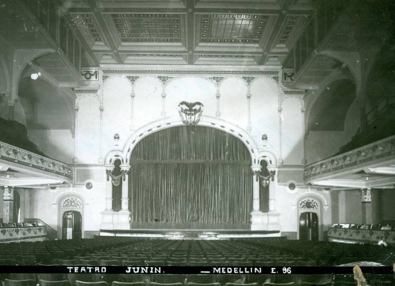 Así era en su interior el imponente Teatro Junín, en el centro de la ciudad. Foto: El Colombiano (Archivo El Colombiano-escaneada).