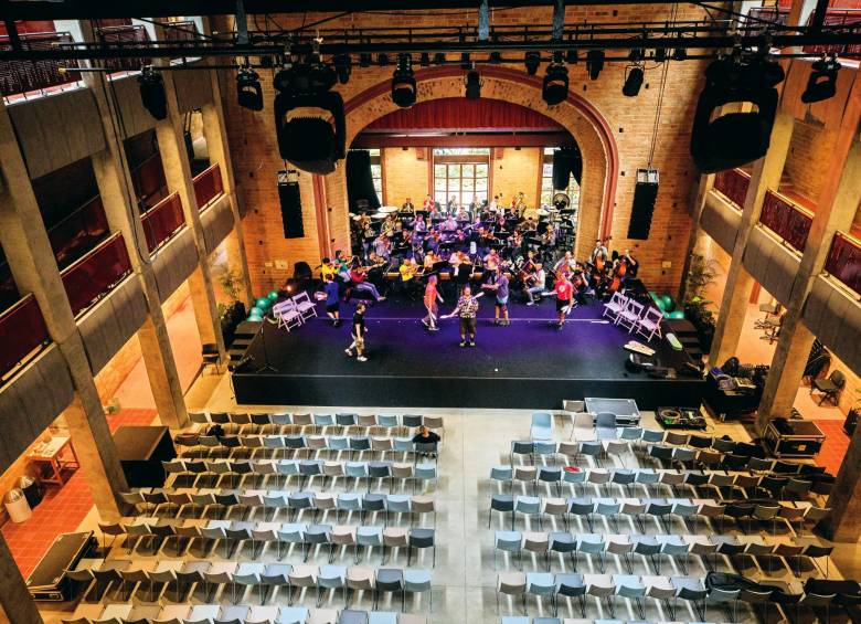 El pasado 30 de octubre se dio apertura a la primera parte (de tres) del proyecto de remodelación y restauración del Claustro Comfama. Ya están habilitados 3.944 metros cuadrados destinados al cine, la cultura, la conversación, los libros y la música. Todo el proyecto será entregado en 2026.