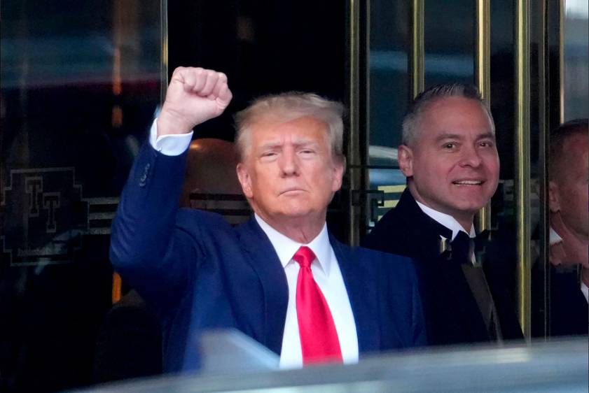 Gesto antes de la lectura de cargos del Tribunal Penal de Manhattan por alterar la carrera a la Casa Blanca en 2024. Foto GETTY.