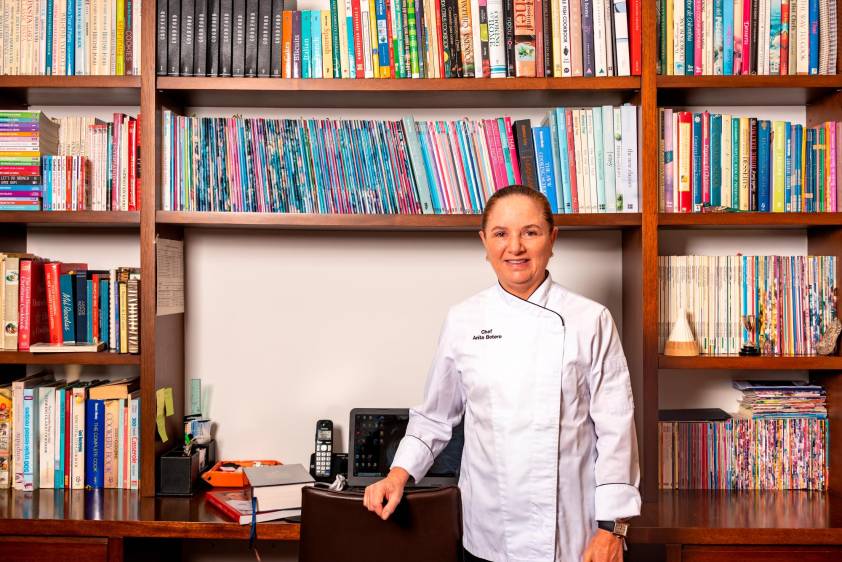 Su biblioteca llena de libros sobre gastronomía es también el espacio ideal de Anita Botero para crear. FOTO Cortesía María Camila Calle Botero