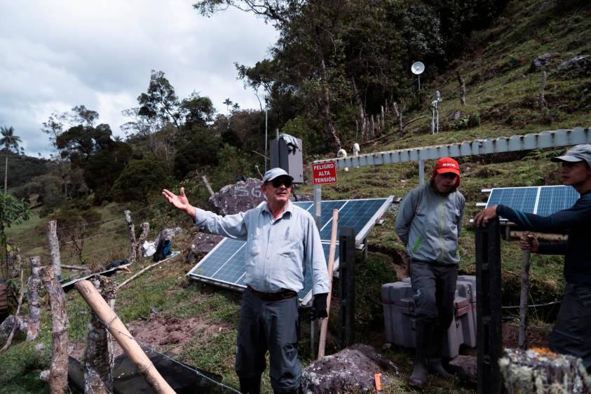 Los técnicos del SGC recorren las estaciones de monitoreo dispuestas en los departamentos del Tolima, Caldas y Risaralda. Foto: Santiago Ramírez.