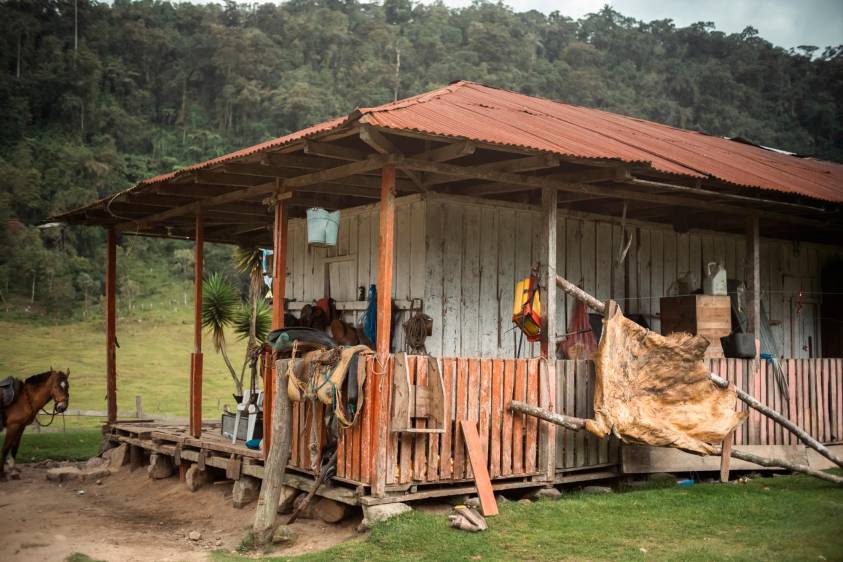La casa de La Secreta se levanta justo en el cráter del Cerro volcán Machín, ubicado a más de cien kilómetros de Bogotá. Foto: Santiago Ramírez.
