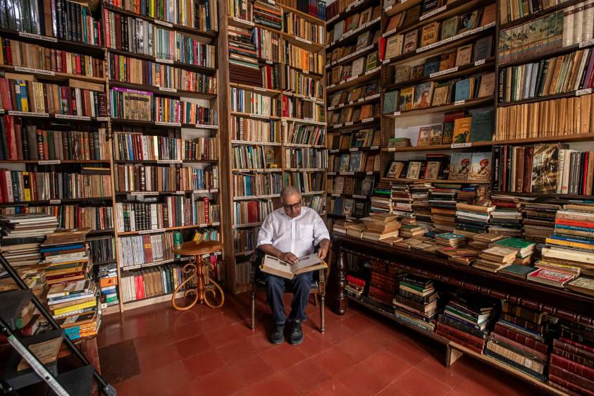 La biblioteca está ubicada en el interior del hotel Mariscal Robledo. FOTO Carlos Velásquez.