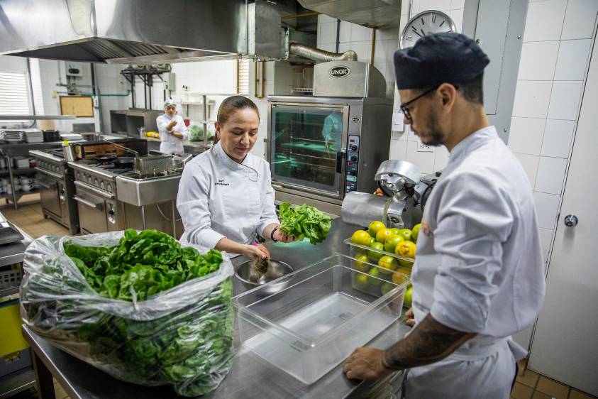 Son cerca de 17 personas que trabajan con Anita en su restaurante. FOTO Carlos Velásquez