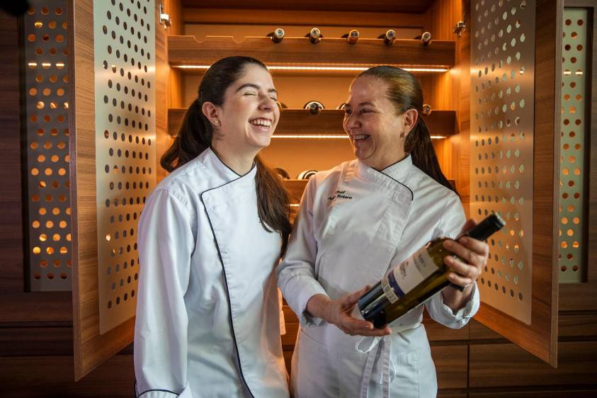 María Camila y Anita revisan la cava de vinos. FOTO Carlos Velásquez