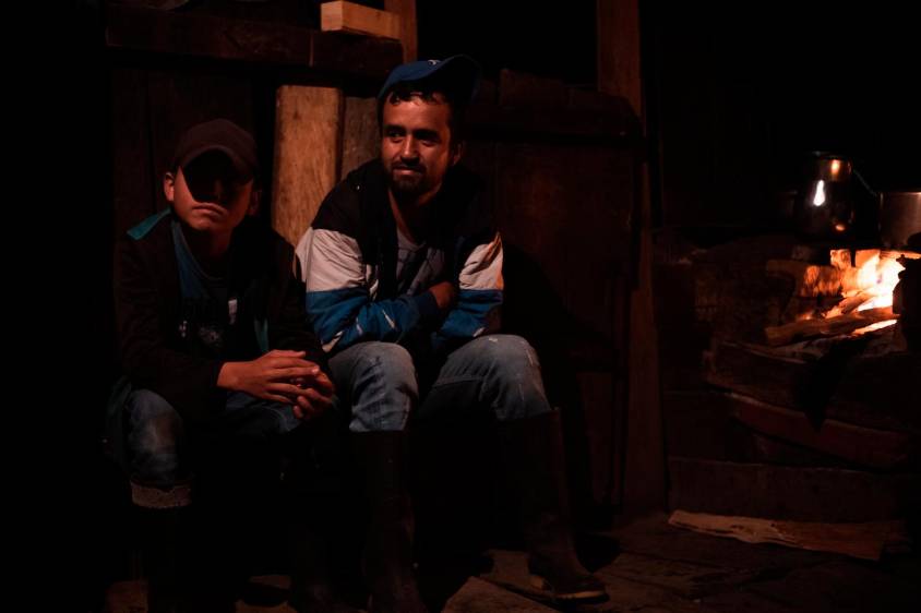 Desde hace unos meses, Felipe vive en La Secreta al lado de su padre, Tocayo. Una vez termine el bachillerato el niño quiere estudiar veterinaria. Foto: Santiago Ramírez