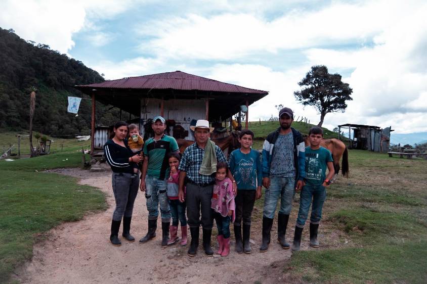 Tres generaciones de la familia Rodríguez viven en el cráter del Machín, una zona de altísimo riesgo volcánico. Allí sobreviven gracias al ordeño, la cría de animales y la ocasional visita de turistas. Foto: Santiago Ramírez.