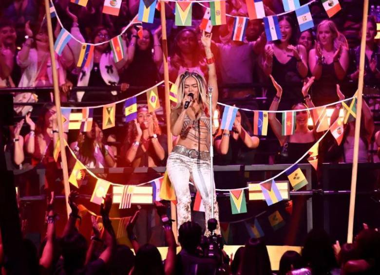 En una escenografía que recreaba el bar del videoclip de su canción, la colombiana logró conectar con el público desde los primeros instantes de su actuación. FOTO GETTY