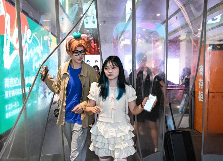 Maquillada, llevando lentillas para agrandar sus ojos y una peluca de color naranja brillante, Xu Yunting se convierte en Jesse, un músico alto y sensible, uno de los personaje de Light and night. FOTO AFP