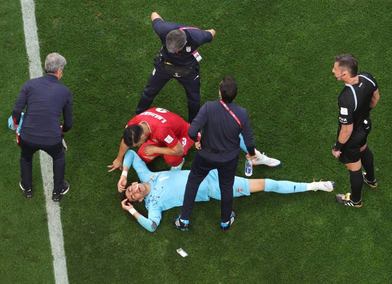 El arquero iraní fue sustituido al minuto 19 por una conmoción cerebral. FOTO: CORTESÍA