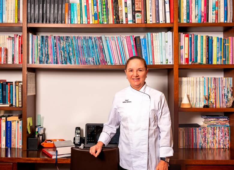 Su biblioteca llena de libros sobre gastronomía es también el espacio ideal de Anita Botero para crear. FOTO Cortesía María Camila Calle Botero