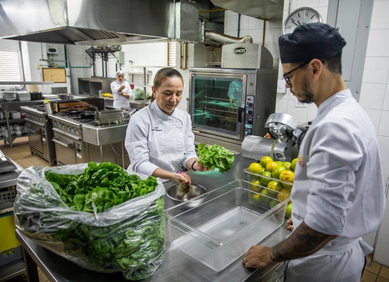 Son cerca de 17 personas que trabajan con Anita en su restaurante. FOTO Carlos Velásquez
