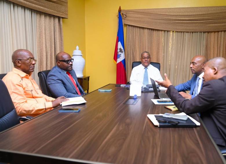 El primer ministro de Haití, Garry Conille (en la mitad) junto a algunos miembros de su gabinete. FOTO: CUENTA DE X @PrimatureHT