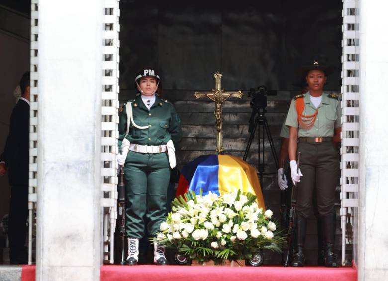 El cuerpo del maestro Fernando Botero en la entrada del Museo de Antioquia. FOTO: Manuel Saldarriaga