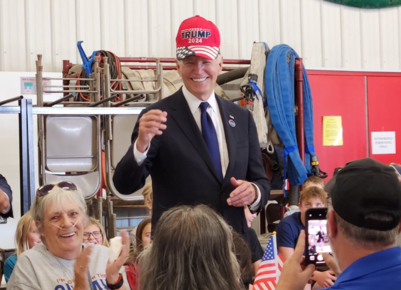 El presidente Joe Biden con una gorra de campaña de Trump durante un evento con un colectivo de bomberos en Pensilvania. FOTO: X @TrumpWarRoom