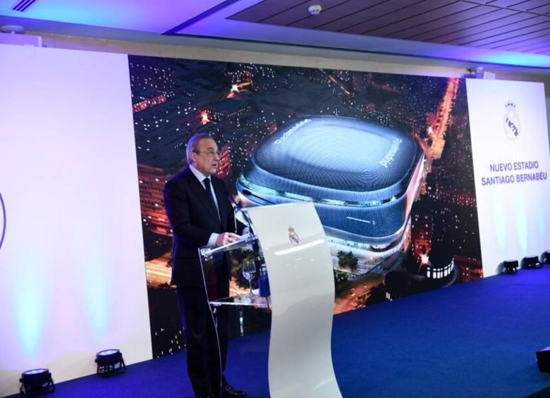 El presidente del Real Madrid, Florentino Pérez, y la alcaldesa de Madrid, Manuela Carmena, presentaron este martes la reforma del estadio Santiago Bernabéu. FOTO: EUROPA PRESS