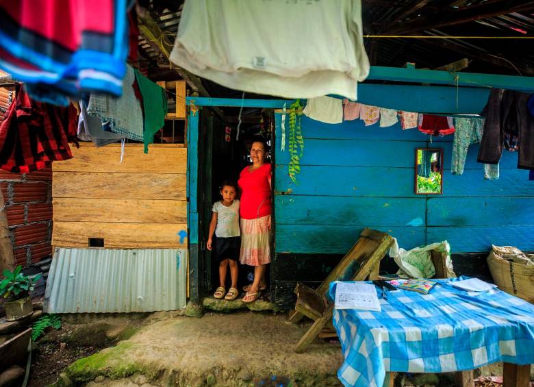 Corría el año 2017 cuando Luz Deney fue notificada como beneficiaria de un mejoramiento de vivienda. Desde entonces, está esperando tener un “rancho” sin más remiendos improvisados. FOTOS Camilo Suárez